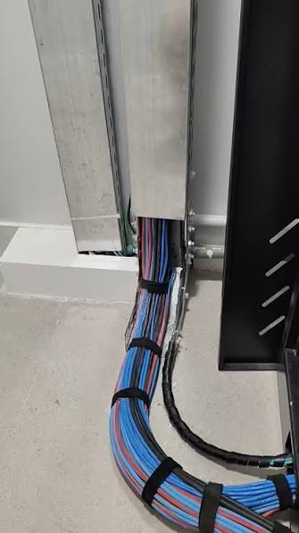 Passagem de cabos de rede estruturados até o rack