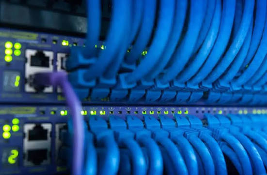 Infraestrutura de rede organizada com switches e cabeamento
